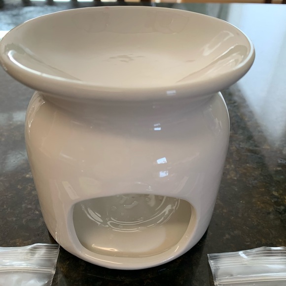 💰3 for $15💰 White ceramic tart melter w/ 3 tarts - Picture 5 of 7